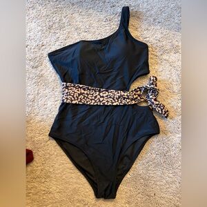 Stylish Black One-Shoulder Bathing Suit